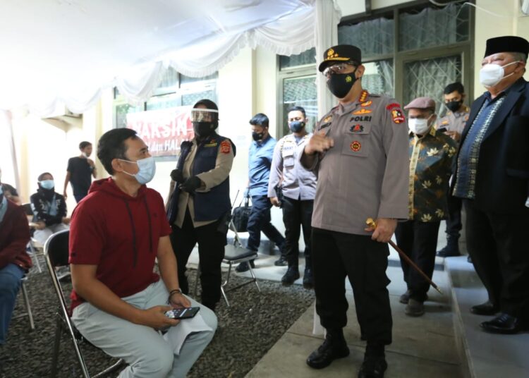 Kapolri Tinjau Vaksinasi Massal, Elemen Masyarakat Diminta Berkolaborasi Percepat Vaksinasi
