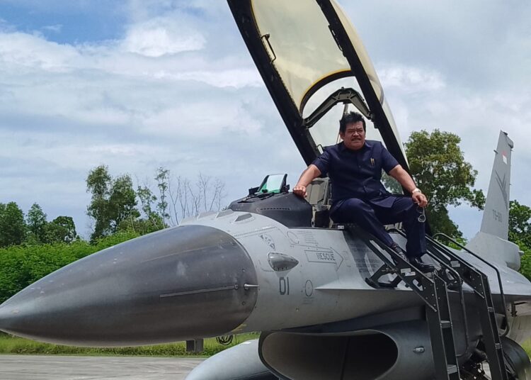 Perdana, Ketua DPRD Balikpapan Naik Pesawat F-16