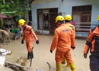Enam Rumah Diterjang Banjir Lumpur, Anggota Basarnas Lakukan Pemantauan