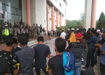 Ratusan Warga Gunung Batu Tuntut Perusahaan PT. WKP Atas Lahan yang Dikuasai