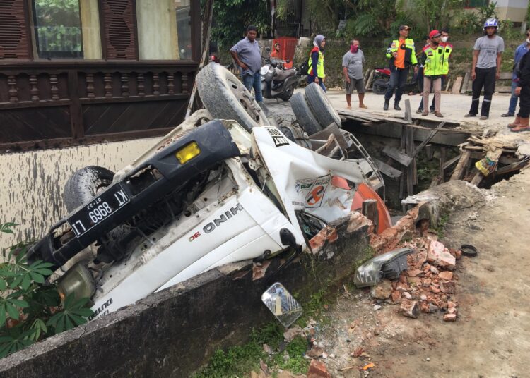 Salah Prediksi, Truk Molen Nyungsep di Depan Marbo