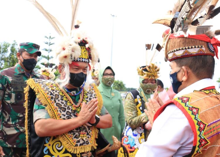 Lawatan Perdana di Bumi Etam, Kasad Disambut Tradisi Tepung Tawar