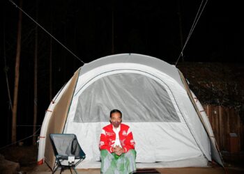 Menikmati Suasana Malam di IKN, Jokowi kenakan Sarung