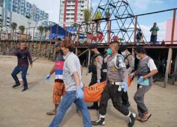 Warga Heboh, Ada Nelayan Ditemukan Meninggal Di Pesisir Pantai Belakang Mall Pentacity