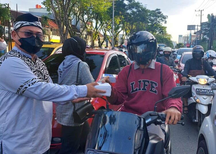 LAKI Balikpapan Berbagi, Minta Pengendara Matikan Lampu Sejenak di Hari Bumi