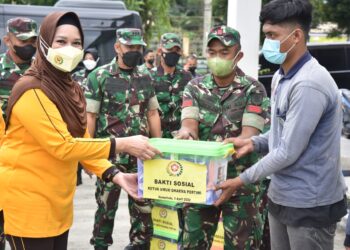 Peringati HUT Persit KCK ke-76, Ketua Persit KCK Daerah VI/Mlw dan Ketua Bhayangkari Kaltim Bagikan Ratusan Paket Sembako ke Warga