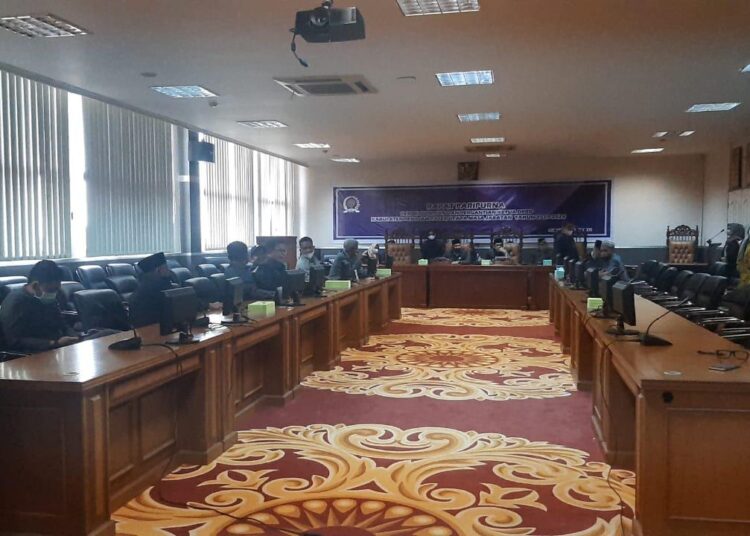 Pergantian Pucuk Pimpinan DPRD PPU di Paripurnakan, Lima Anggota Absen