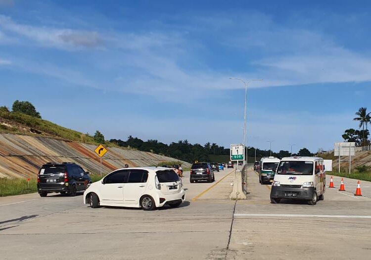 Libur Lebaran Jalur Baltim Macet, Kendaraan Dialihkan Ke Tol Balsam