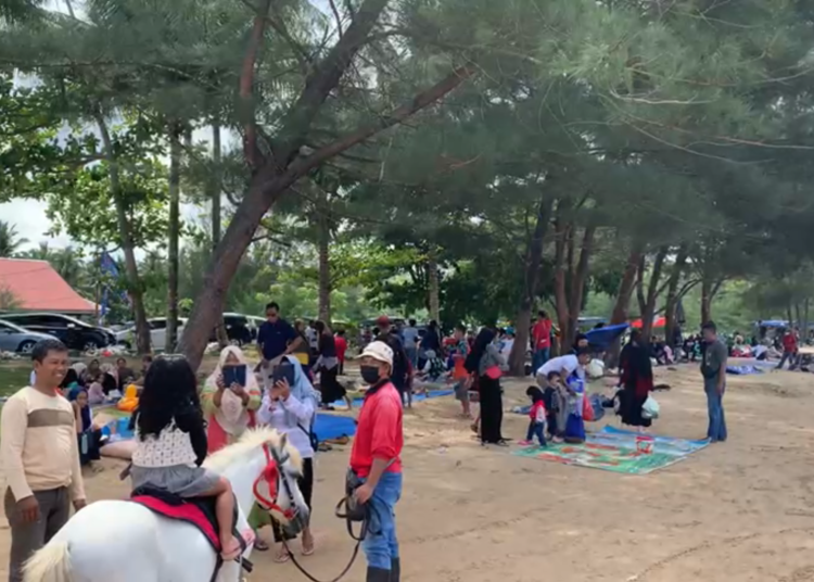 Pasca Lebaran Pengunjung Pantai Manggar  Membludak