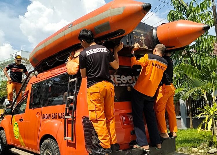 Tenggelam Saat Berenang, Anak 11 Tahun Hilang di Sungai Karang Mumus