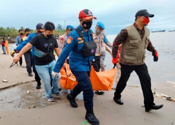 Pria Lansia Ditemukan Meninggal di Pinggir Pantai Melawai, Diduga Serangan Jantung