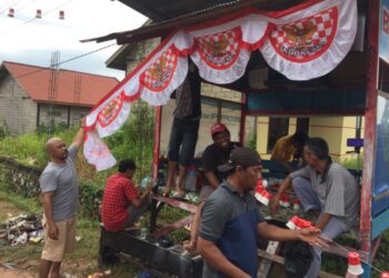 Kreatif !!! Sambut HUT RI ke-77, Warga RT 80 Hiasi Kampung Dengan Pernak-pernik Dari Barang Bekas