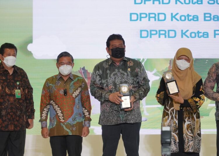 Tiga Kali Bertutut-turut !!! Abdulloh Raih Penghargaan  Green Leadership Nirwasita Tantra 2021