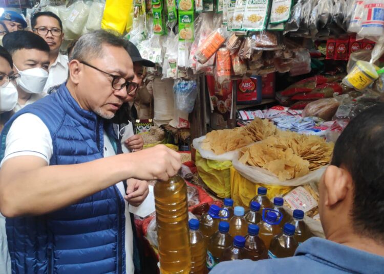 Menteri Perdagangan Tinjau Pasar Klandasan, Cek Harga Minyak Curah dan Kebutuhan Pokok