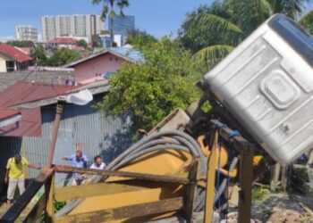 Truk Muatan Tinja Terbalik, Kotoran Tumpah Ke Halaman Rumah Warga