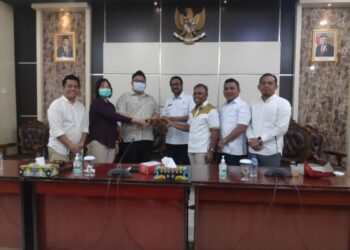 Penyerahan Tali Asih Mendiang Johny Ng Diwarnai Tangis Haru