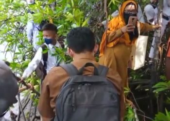 Bikin Panik, Kapal Kelotok Yang Dinaiki Murid dan Guru Bocor di Perairan Teluk Waru