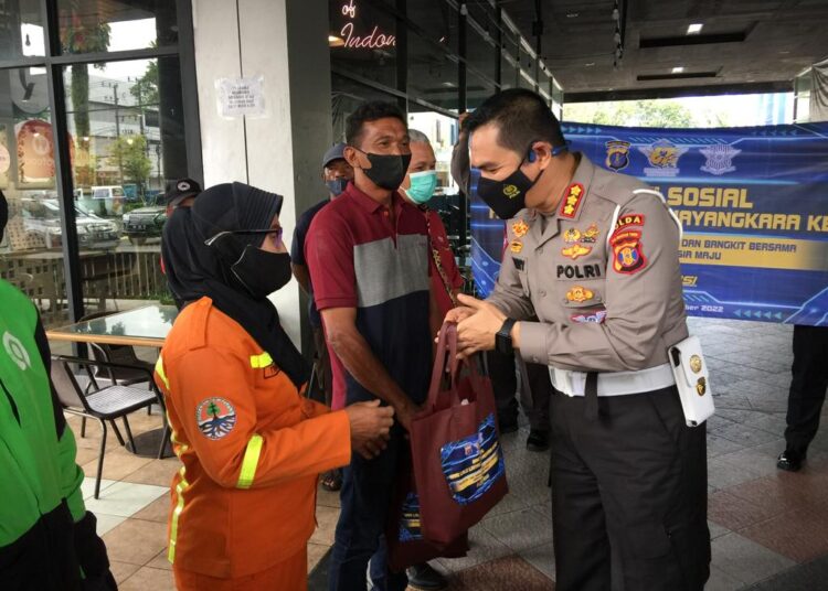 Peduli Terhadap Masyarakat Terdampak Kenaikan BBM, Ditlantas Polda Kaltim Bagikan 6.000 Paket Sembako