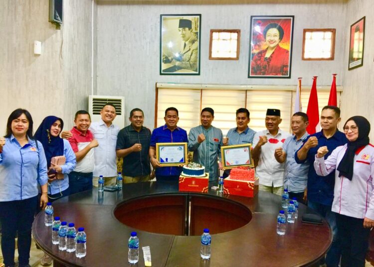 Bawa Kue dan Piagam, KONI Balikpapan Beri Apresiasi Fraksi PDIP dan NasDem – PKB