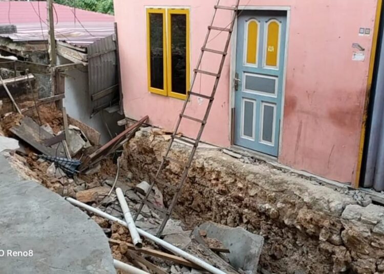 Akibat Longsor Tiga Rumah Warga Graha Indah Rusak Parah, Zamroni : Belum Ada Bantuan Dari Pemerintah