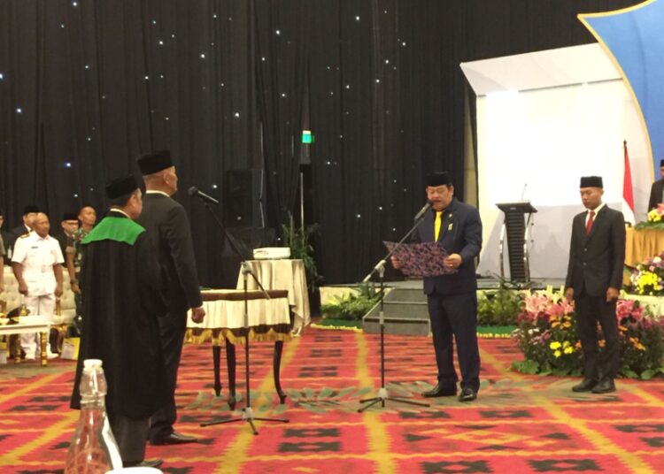 Edy Alfonso Resmi Gantikan Johny Ng, Ketua DPRD : Segera Menyesuaikan Diri