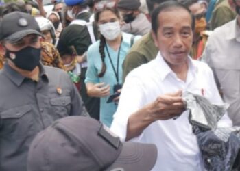 Di Pasar Klandasan Presiden Jokowi Bagikan Bansos