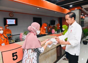 Serahkan Bansos di Kantor Pos Balikpapan, Presiden: Bisa Dibelikan untuk Gizi Anak