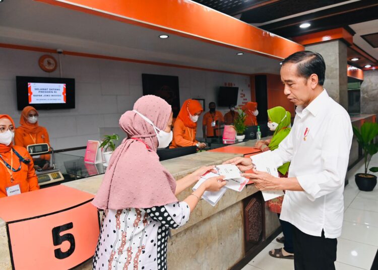 Serahkan Bansos di Kantor Pos Balikpapan, Presiden: Bisa Dibelikan untuk Gizi Anak
