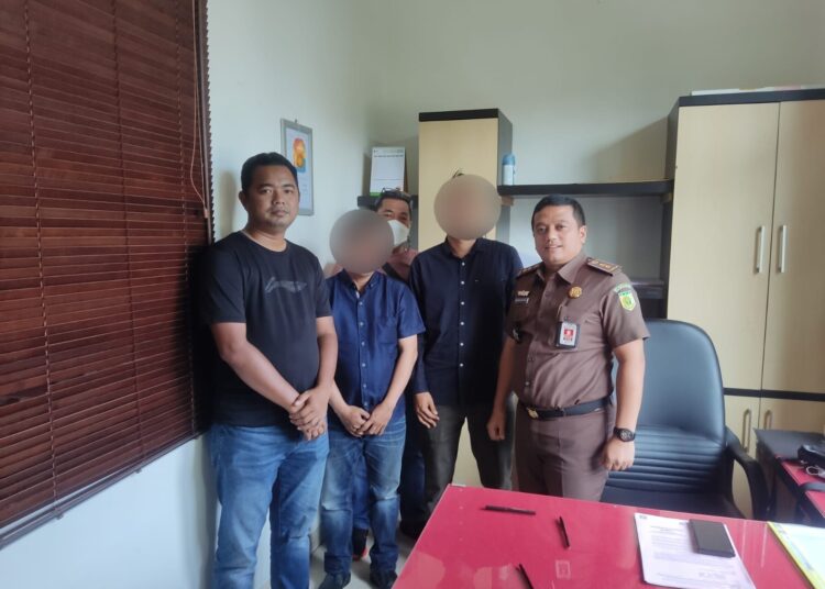 Tersangka dan Barang Bukti Tambang Ilegal Marangkayu Diserahkan ke Kejari Tenggarong