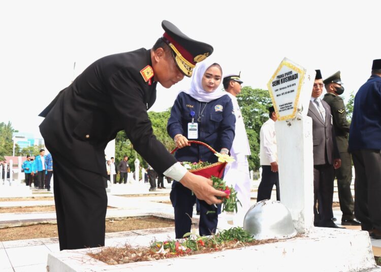 Peringatan Hari Pahlawan, Wakapolda Kaltim Hadiri Ziarah Makam dan Tabur Bunga