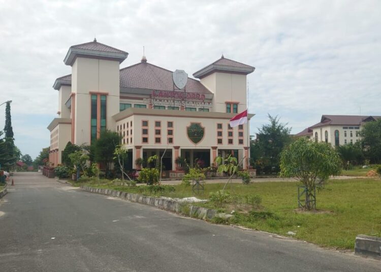 Miris Tiang Listrik Warga Menggunakan Kayu, Sariman : Jangan Sampai Membahayakan Keselamatan Warga