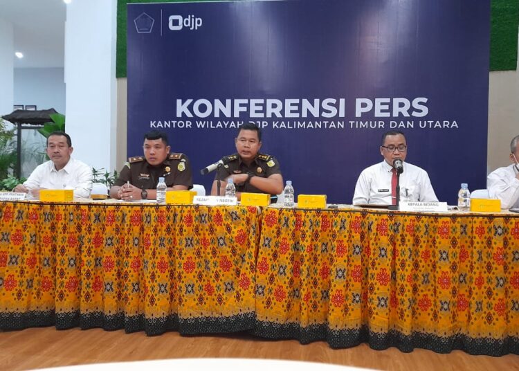 Pajak Kaltimtara Serahkan Dua Tersangka Tindak Pidana Pajak Ke Kejari