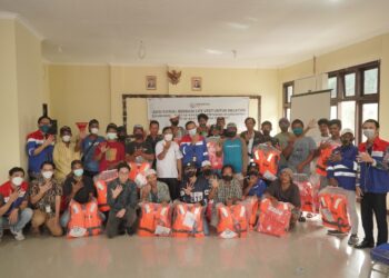 Tingkatkan Keselamatan, Pertamina Balikpapan Bagikan 100 Life Vest Untuk Nelayan