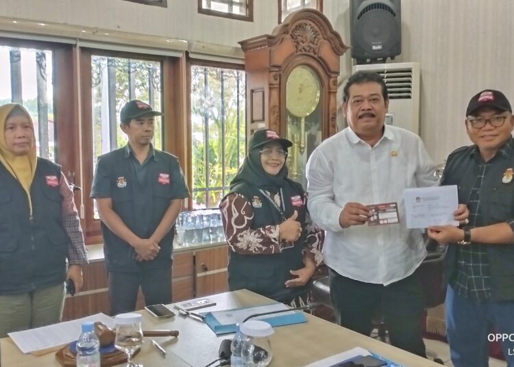 Jadi Orang Pertama, Abdulloh Jalani Pencoklitan dari KPU Balikpapan