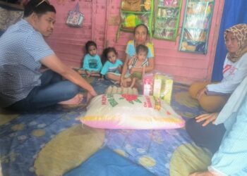 Raup Muin Serahkan Bantuan Kepada Penderita Stunting