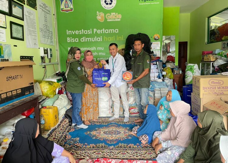 Bentuk Apresiasi, Pegadaian Berikan Bingkisan Lebaran Untuk Nasabah Bank Sampah Kota Hijau