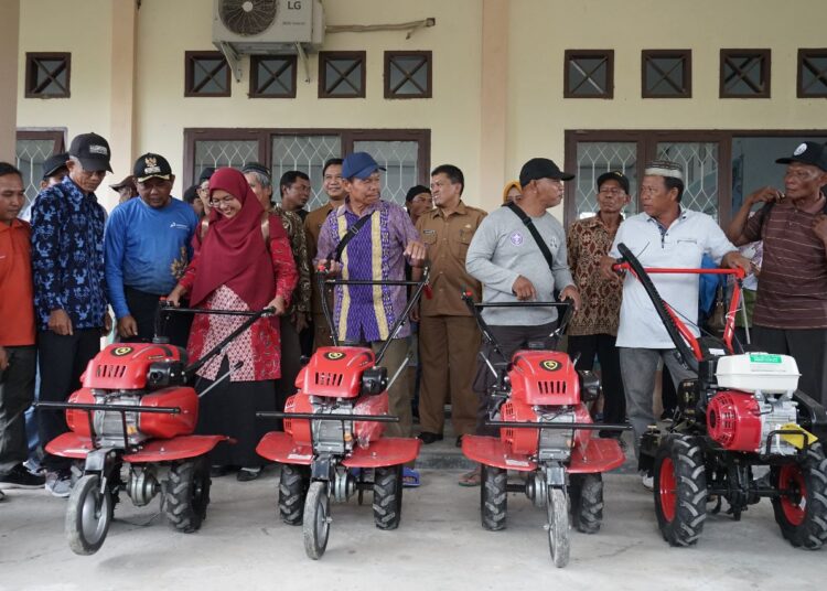 Pemkab PPU Serahkan Puluhan Alsintan dan Pupuk