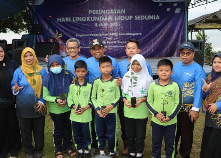 Peduli Lingkungan, Pemkab PPU dan PHKT Tanam 5.000 Bibit Mangrove