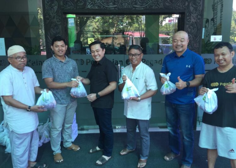 PT Pegadaian Balikpapan Bagikan 500 Paket Daging Kurban