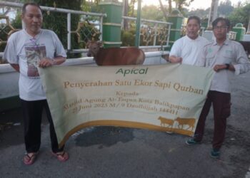 Berbagi, Apical  Serahkan Hewan Kurban ke Masyarakat Sekitar Perusahaan
