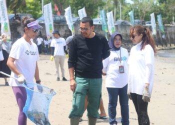 Pegadaian dan Milenial BUMN di Balikpapan Bersihkan Sampah di Pantai Melawai, Arya Sinulingga: Setelah Ini Medan