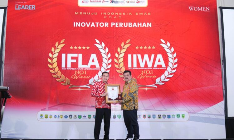 Abdulloh Dinobatkan Sebagai Inovator Perubahan di Ajang Indonesia Future Leaders Awards 2023