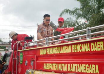 Rawan Karhutla, Rendi Serahkan Satu Unit Mobil Damkar Canggih di Kecamatan Samboja
