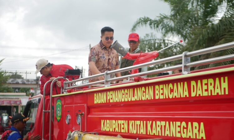 Rawan Karhutla, Rendi Serahkan Satu Unit Mobil Damkar Canggih di Kecamatan Samboja