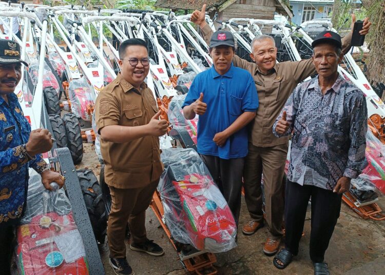 Dorong Kukar Swasembada Pangan, Rendi Salurkan Alsintan Untuk Gapoktan