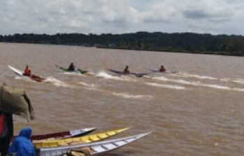 Puluhan Ketinting Adu Skill di Sungai Mahakam