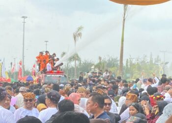 Ribuan Warga Kukar Meriahkan Prosesi Belimbur di Erau Adat Pelas Benua