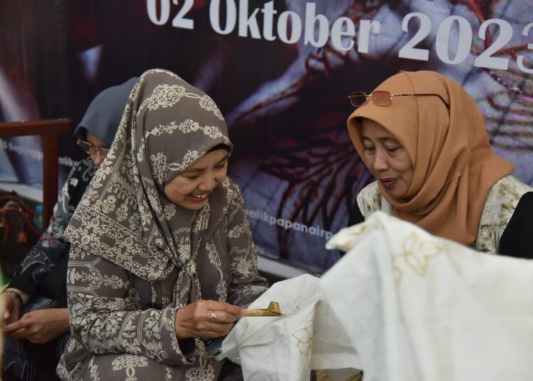 Hari Batik Nasional, SAMS Sepinggan Balikpapan Ajak Penumpang Lestarikan Warisan Budaya
