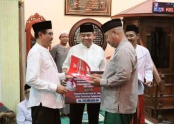 Edy Serahkan Dana Hibah Rp150 Juta Untuk Masjid Al Ikhlas
