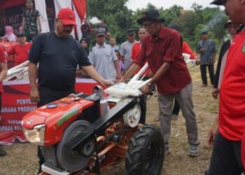 Edi Damansyah Salurkan Bantuan Sapras ke Petani dan Nelayan Sebulu